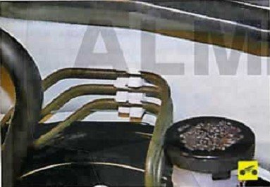 Крепление трубопроводов в держателях на щите моторного отсека Nissan Almera Classic