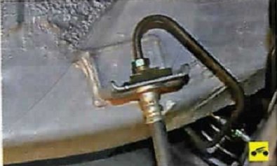 Соединение тормозных трубок со шлангами задних тормозных механизмов Nissan Almera Classic