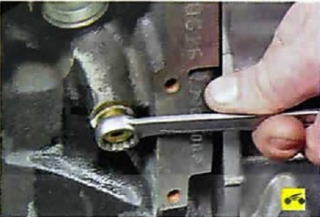 Затягивание сливного крана радиатора Nissan Almera Classic
