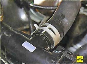 Место соединения отводящего шланга с радиатором Nissan Almera Classic
