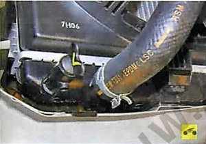Место соединения подводящего шланга с радиатором Nissan Almera Classic