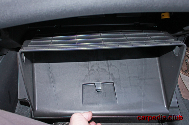 Откинуть вниз бардачок на автомобиле Hyundai Elantra J5 MD