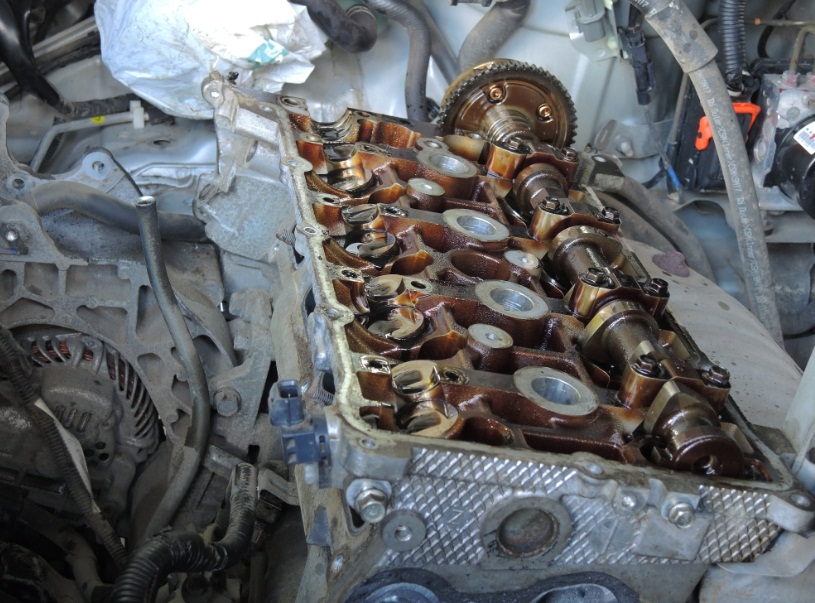 Затянутые болты крепления крышек подшипников распределительного вала выпускных клапанов двигателя 4B12 Peugeot 4007