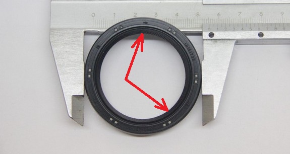 Размещение рабочей кромки на переднем сальнике коленчатого вала двигателя 4B12 Peugeot 4007