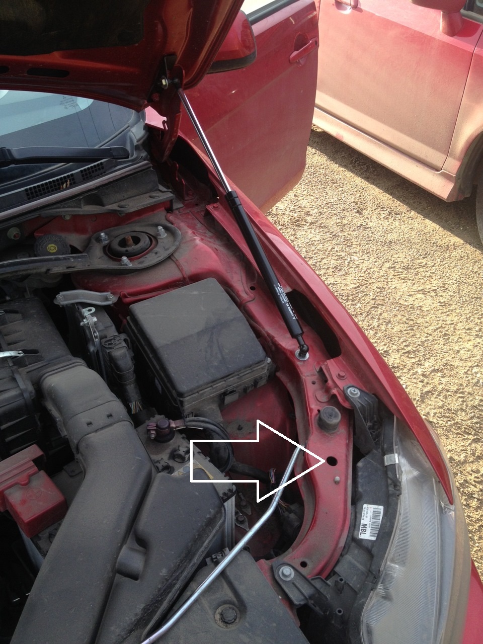 Расположение отверстия регулировки фары по горизонтали на автомобиле Mitsubishi Lancer 10 