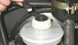 Отсоединяем колодку проводов от датчика недостаточного уровня тормозной жидкости Chevrolet Niva