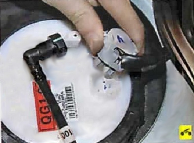 Отсоединение колодк от разъема модуля топливного насоса Nissan Almera Classic