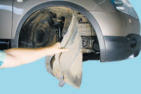Отгибаем правый подкрылок Nissan Qashqai