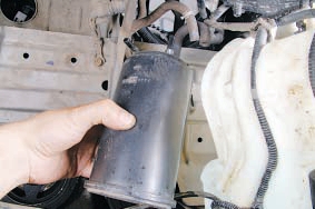 Приподнимаем адсорбер для снятия Nissan Qashqai