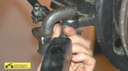 Выведите палец из бобышки рычага ГАЗ 31105 Волга