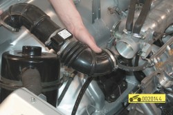 Снимите патрубок вместе с датчиком массового расхода воздуха ГАЗ 31105 Волга