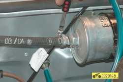 Ослабьте хомуты топливоподающей магистрали, отсоедините шланг ГАЗ 31105 Волга