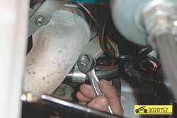 Отверните последнюю гайку выпускного коллектора ГАЗ 31105 Волга