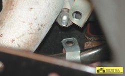 Снимите со шпильки держатель шланга системы охлаждения ГАЗ 31105 Волга