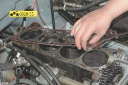 Снимите прокладку головки блока цилиндров ГАЗ 31105 Волга