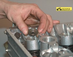 Снимите приспособление и выньте тарелку пружин ГАЗ 31105 Волга