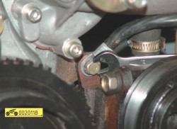 Снимите ремень привода вспомогательных агрегатов ГАЗ 31105 Волга