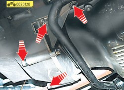 Выверните по два болта с каждой стороны крепления усилителя картера сцепления к блоку цилиндров, отверните две гайки болтов крепления картера сцепления к усилителю и выньте болты. ГАЗ 31105 Волга