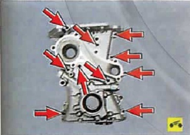 Расположение болтов крепления крышки цепи привода газораспределительного механизма Nissan Almera Classic