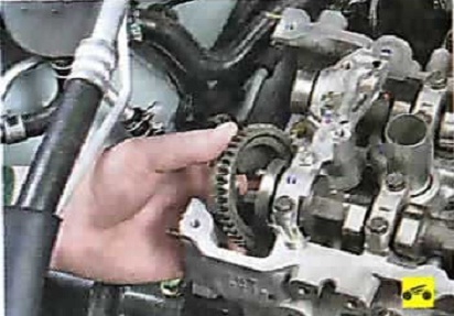 Снятие шестерни привода выпускного вала Nissan Almera Classic