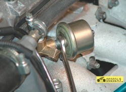 Выверните датчик сигнальной лампы аварийного падения давления масла ГАЗ 31105 Волга