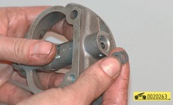Извлеките последовательно из приемника регулировочные шайбы ГАЗ 31105 Волга