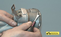 Снимите сетку с приемника, отогнув края сетки ГАЗ 31105 Волга