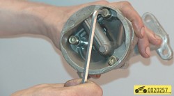 Выверните три болта ГАЗ 31105 Волга