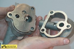 Разъедините корпус и приемник насоса ГАЗ 31105 Волга