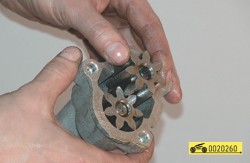 Выньте из корпуса ведомую шестерню ГАз 31105 Волга