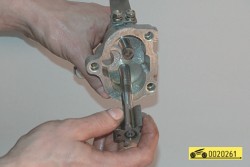 Выньте из корпуса ведущую шестерню с валиком. Если нужно снять ведущую шестерню с валика — выбейте штифт ГАЗ 31105 Волга