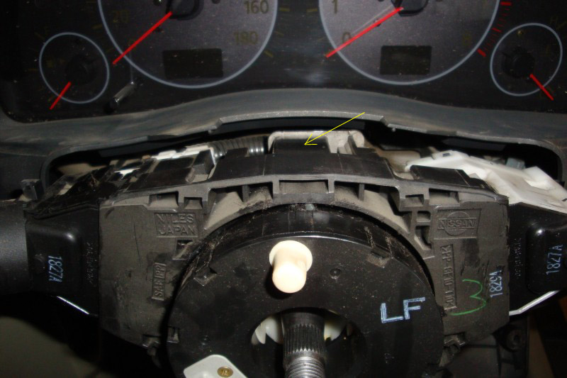 Защелка которая крепит корпус шлейфа с подрулевыми переключателями к колонке Nissan Primera