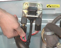 Снимите колодку проводов с выводов реле ГАЗ 31105 Волга