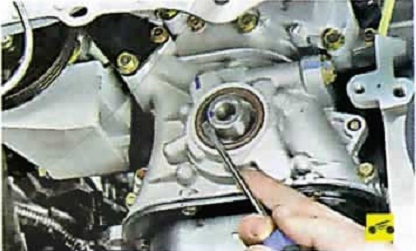 Извлечение сальника из крышки цепи привода распределительных валов Nissan Almera Classic