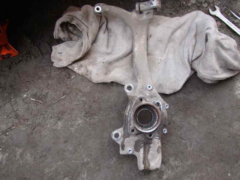 Снятый поворотный кулак Audi A4
