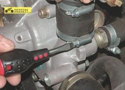Ослабьте затяжку хомута шланга ГАЗ 31105 Волга