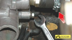 Ослабьте затяжку хомута заднего шланга ГАЗ 31105 Волга