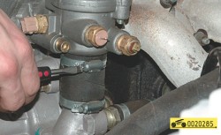 Ослабьте верхний хомут соединительного шланга ГАЗ 31105 Волга
