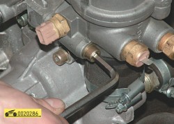 Выверните два винта крепления корпуса ГАЗ 31105 Волга