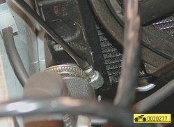 Ослабьте хомуты пароотводящего шланга ГАЗ 31105 Волга