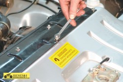 Выверните три болта крепления кронштейна радиатора ГАЗ 31105 Волга