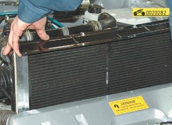 Выверните болты крепления кронштейна ГАЗ 31105 Волга