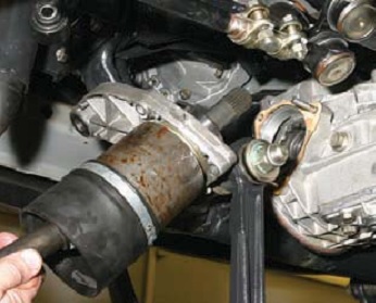 Левый привод передних колес Chevrolet Niva