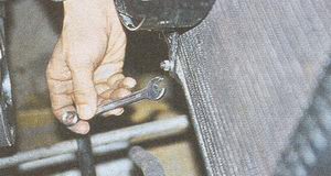 Отворачиваем две гайки нижнего крепления ГАЗ 31105 Волга