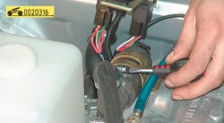 Отсоедините от регулятора верхний шланг ГАЗ 31105 Волга