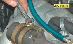 Снимите с регулятора хомут крепления ГАЗ 31105 Волга
