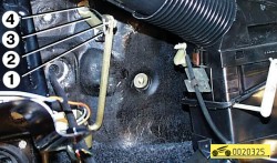 Снимаем трос со стороны салона ГАЗ 31105 Волга