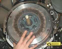 Наденьте на оправку ведомый диск ГАЗ 31105 Волга