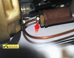 Отсоединяем трубку от главного цилиндра ГАЗ 31105 Волга