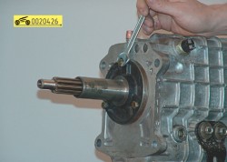 Выверните три болта крепления крышки ГАЗ 31105 Волга